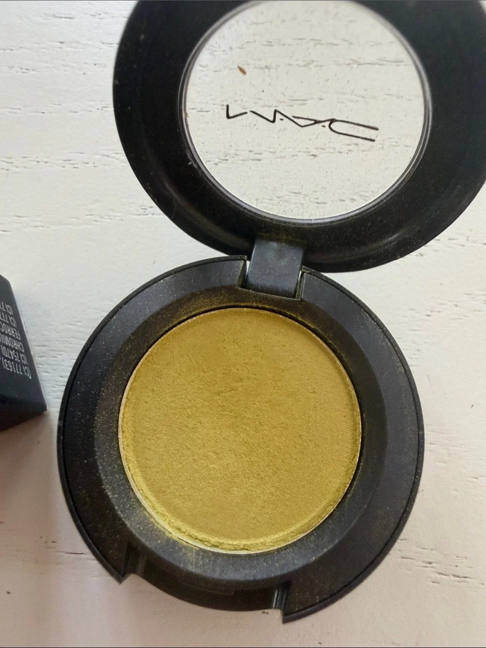 MAC Cosmetics Overgrown Single Eye Shadow - Yellow Green